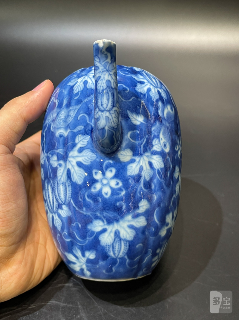 清道光 青花留白瓜瓞绵绵纹瓜棱形壶 - 图5